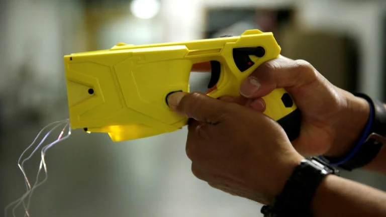 Σοκ στις ΗΠΑ: Χτύπησαν με τέιζερ πατέρα την ώρα που κρατούσε στην αγκαλιά το 2 μηνών μωρό του (βίντεο)